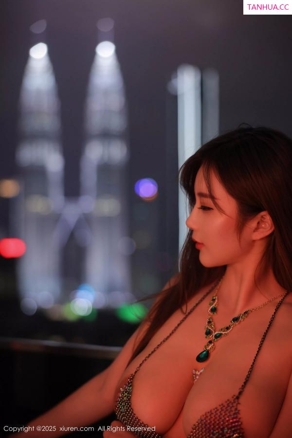   [XiuRen]高清写真图 2025.04.18 No.10169 小肉肉咪 极致美腿第43张图片
